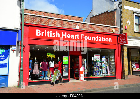 British Heart Foundation carità shop, High Street, Egham Surrey, Inghilterra, Regno Unito Foto Stock