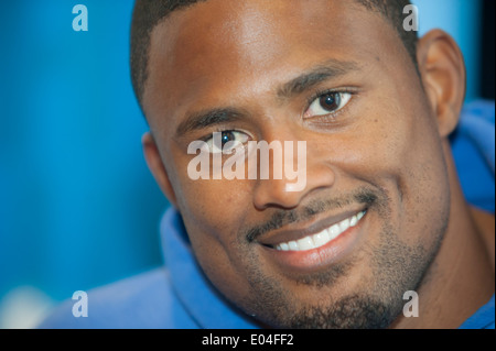 Noi hurdling atleta David Oliver alla conferenza stampa un giorno prima del suo inizio presso la IAAF meeting di atletica a Zurigo 2013 Foto Stock