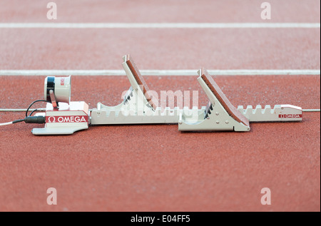 Blocco di partenza con integrato il sensore chronometry su una gara di corsa via a Zurigo (Svizzera) stadio Letzigrund Foto Stock