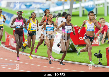 Il Etiopian lunga distane runner Meseret DEFAR sul suo modo di vincere la 5000m donna Diamante della gara di Campionato di Zurigo. Foto Stock