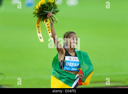 Etiopian lunga distane runner Meseret DEFAR dopo aver vinto il 5000m donna Diamante della gara di Campionato di Zurigo. Foto Stock