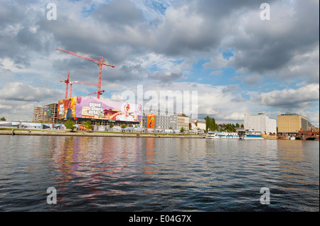 Si affaccia sul fiume Sprea a Berlino su un soleggiato ma giorno nuvoloso con costruzione in background. Foto Stock