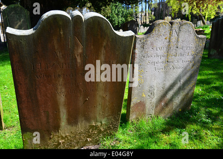 Antiche lapidi nel sagrato della Chiesa Parrocchiale di St Giles, Ashtead, Surrey, England, Regno Unito Foto Stock