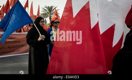 Isa Storico, Bahrain. Il 1 maggio, 2014. Manifestazioni di società politiche e sindacati che pro-govenrmnet richiesto per ottenere i diritti del lavoro con il sollevamento di Re Hamad Bin Isa AlKhalifa foto e il primo ministro SH. Khalifa Bin Salman AlKhalifa nell'altro lato anti-fatiche del governo sono stati chiedono di tornare ai loro posti di lavoro dopo i saccheggi di loro per motivi settaria durante il movimento popolare di richieste è venuto con la Primavera araba nel febbraio 2011 su 01 Maggio, 2014. Credito: Ahmed Alfardan/NurPhoto/ZUMAPRESS.com/Alamy Live News Foto Stock