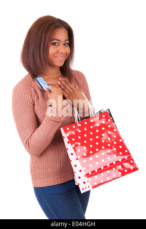 Bella donna africana sorridente con carta di credito e di borse per lo shopping Foto Stock