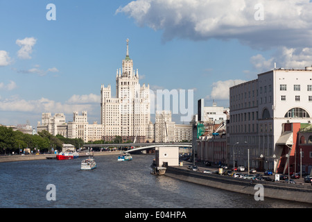 Paesaggio di Mosca con Kotelnicheskaya Embankment edificio (uno dei Sette Sorelle) e fiume Moskva, Russia Foto Stock