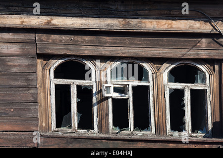 Finestre con vetri rotti in costruzione in legno, Irkutsk, Siberia, Russia Foto Stock