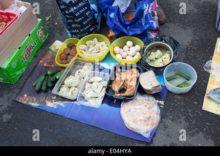 Pressione di stallo di cibo sulla piattaforma di una delle stazioni ferroviarie sulla rotta di Trans-Siberian ferroviarie, Russia Foto Stock