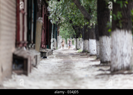 Tre donne camminando sul sentiero, Ulan Ude, Buryatia, Russia Foto Stock