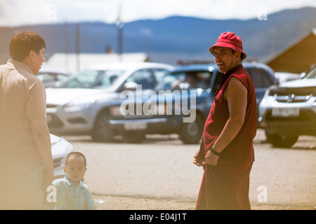 Le persone e le automobili di fronte Ivolginsky Datsan, Verkhnyaya Ivolga, Buryatia, Siberia, Russia Foto Stock