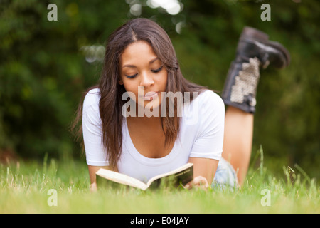 Ritratto di una bellissima giovane donna africana all'esterno isolato Foto Stock