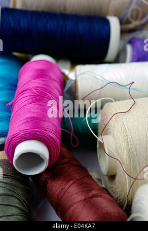 La cucitura del cotone in diversi colori, pranzo e scompattato in scatola di plastica. Foto Stock