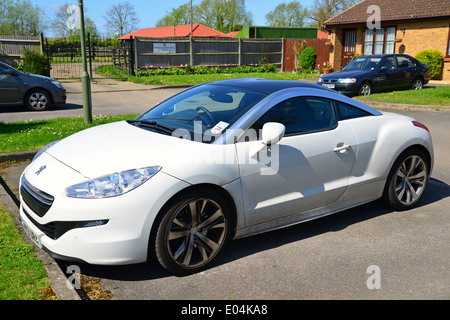 White Peugeot RCZ compact auto sportiva, Stanwell Moor, Surrey, England, Regno Unito Foto Stock