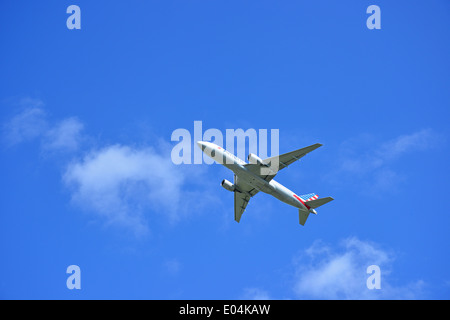 American Airlines Boeing 777 aeromobili in fase di decollo dall'aeroporto di Heathrow, Greater London, England, Regno Unito Foto Stock