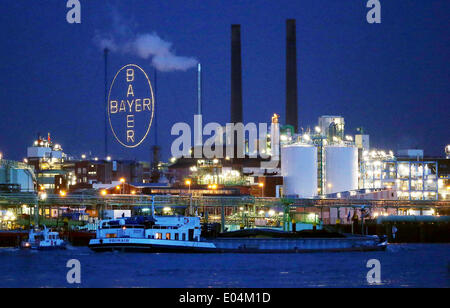 FILE - un file foto datata 31 gennaio 2013 mostra la Bayer AG impianto chimico a Leverkusen, Germania. Secondo i resoconti dei mass media, la Germania, il Bayer è in trattative per prendere su Merck di divisione dei consumatori ad un costo di circa 14 miliardi di dollari. Foto: OLIVER BERG/dpa Foto Stock