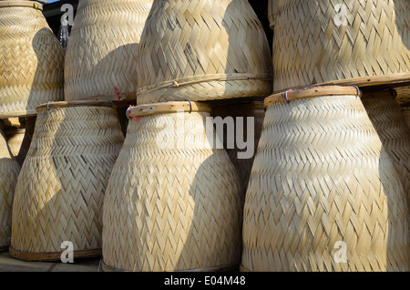 L'artigianale articoli di vimini utilizzare per riso appiccicoso la cottura a vapore di bambù. Foto Stock