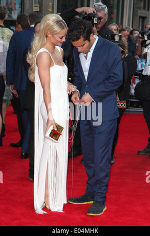 Emma Rigby e Sebastian de Souza arriva per il 'plastici' premiere a l'Odeon West End, Leicester Square, Londra. 29/04/2014/picture alliance Foto Stock