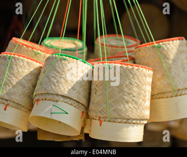 Il thai contenitore fatti a mano di glutinoso cotto/riso appiccicoso fatto da bambù.it utilizzare nella maggior parte nord-est della Thailandia. Foto Stock