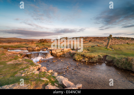 Tramonto a Ventoso Post sul Parco Nazionale di Dartmoor in Devon Foto Stock