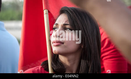 Isa Storico, Bahrain. Il 1 maggio, 2014. Manifestazioni di società politiche e sindacati che pro-govenrmnet richiesto per ottenere i diritti del lavoro con il sollevamento di Re Hamad Bin Isa AlKhalifa foto e il primo ministro SH. Khalifa Bin Salman AlKhalifa nell'altro lato anti-fatiche del governo sono stati chiedono di tornare ai loro posti di lavoro dopo i saccheggi di loro per motivi settaria durante il movimento popolare di richieste è venuto con la Primavera araba nel febbraio 2011 su 01 Maggio, 2014. Credito: Ahmed Alfardan/NurPhoto/ZUMAPRESS.com/Alamy Live News Foto Stock