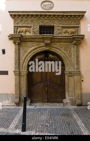 Praga, Repubblica ceca - Febbraio 03, 2014: Vintage cancello di ingresso nella Città Vecchia di Praga. Foto Stock