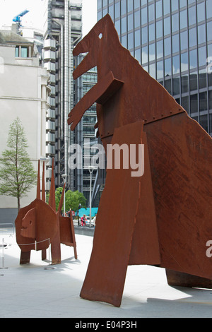 Dinosauri di metallo al di fuori 30 St Mary Axe, ("il Gherkin'), Londra Foto Stock