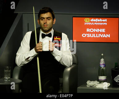 Sheffield, nello Yorkshire, Regno Unito, 01 maggio, 2014. Ronnie O'Sullivan in azione contro Barry Hawkins al 2014 Dafabet World Snooker Championship semi finale, 1 sessioni (migliore di 33 fotogrammi riprodotti più di 4 sessioni), Crucible Theatre, Sheffield, Yorkshire, Inghilterra. Credito: Jimmy Whhittee/Alamy Live News Foto Stock