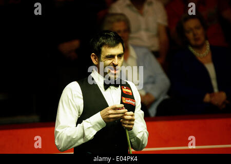 Sheffield, nello Yorkshire, Regno Unito, 01 maggio, 2014. Ronnie O'Sullivan in azione contro Barry Hawkins al 2014 Dafabet World Snooker Championship semi finale, 1 sessioni (migliore di 33 fotogrammi riprodotti più di 4 sessioni), Crucible Theatre, Sheffield, Yorkshire, Inghilterra. Credito: Jimmy Whhittee/Alamy Live News Foto Stock