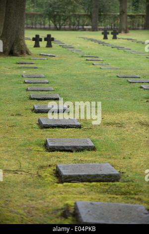 Vladslo, Germania. 22 apr 2014. Il tedesco della prima guerra mondiale il cimitero militare in Vladslo, Germania, 22 aprile 2014. Più di 25.000 tedeschi vi sono sepolti. Foto: Uwu Zucchi/dpa/Alamy Live News Foto Stock