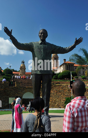 Pretoria Gauteng, Sud Africa, le persone che visualizzano la statua di Nelson Mandela a unione edifici, sede del governo, città Foto Stock