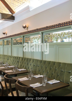 Specchi incisi grazia la sala da pranzo principale, recentemente ristrutturato taverna sul verde del ristorante, NYC, STATI UNITI D'AMERICA Foto Stock