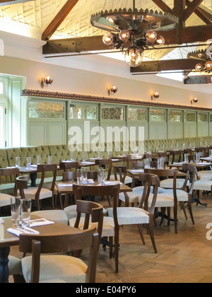 La sala da pranzo principale, recentemente ristrutturato taverna sul verde del ristorante, NYC, STATI UNITI D'AMERICA Foto Stock