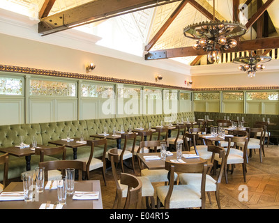 La sala da pranzo principale, recentemente ristrutturato taverna sul verde del ristorante, NYC, STATI UNITI D'AMERICA Foto Stock