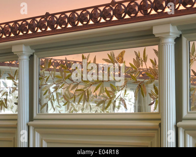 Specchio inciso dettaglio nella sala da pranzo principale, recentemente ristrutturato taverna sul verde del ristorante, NYC, STATI UNITI D'AMERICA Foto Stock