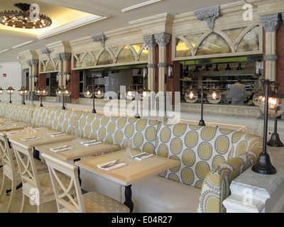 Panca e tavoli in sala da pranzo e cucina aperta con accesso, recentemente rinnovato taverna sul verde del ristorante, NYC, STATI UNITI D'AMERICA Foto Stock