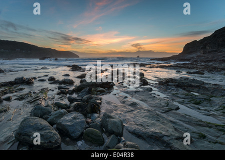 Tramonto a Trevellas Coombe spiaggia di Sant Agnese in Cornovaglia Foto Stock
