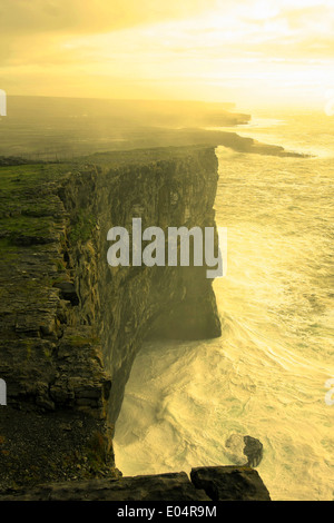 Vista Oceano Atlantico dalla cima della scogliera.Inishmore,Isole Aran,l'Irlanda Foto Stock