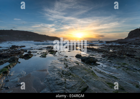 Tramonto a Trevellas Coombe spiaggia di Sant Agnese in Cornovaglia Foto Stock