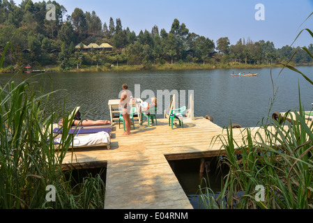 Vista sul lago bunyonyi e il cratere del lago in Uganda, Africa Foto Stock