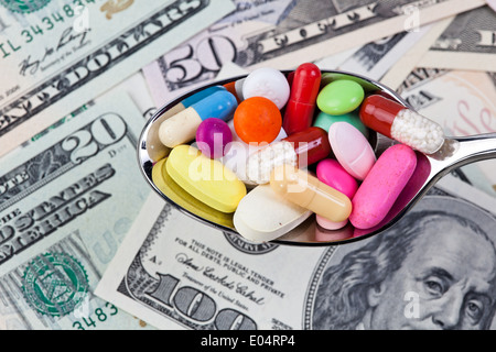 Dollaro e compresse, simbolo per i costi con la salute, Dollar und Tabletten, simbolo fuer Kosten bei Gesundheit Foto Stock