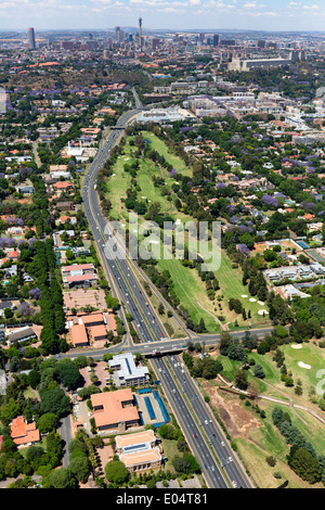 Vista aerea della M1 De Villiers Graaff autostrada è una grande autostrada a Johannesburg, Sud Africa Foto Stock