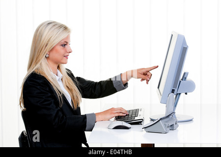 Giovane donna con il computer in ufficio., Junge Frau mit Computer im Buero. Foto Stock