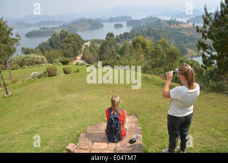 Due ragazze che si affaccia il cratere del lago bunyonyi e il cratere del lago in Uganda, Africa Foto Stock