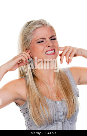 Giovane donna soffre di inquinamento da rumore, mantiene chiusa a se stessa le orecchie., Junge Frau leidet unter Laermbelaestigung, haelt si Foto Stock