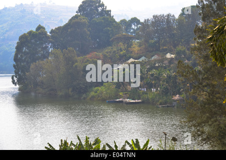 Visualizzare presso il cratere del lago bunyonyi e il cratere del lago in Uganda, Africa Foto Stock