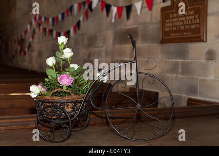 Scorton, Lancashire il 2 maggio, 2014. La decorazione della chiesa presso la Bank Holiday Bikes & carriole Festival. Giorno di maggio weekend festivo ornato di biciclette e carretti nel pittoresco villaggio di Scorton, vicino a Lancaster. Migliaia di persone sono attese per visitare Scorton a partecipare a eventi e vedere un sacco di biciclette decorate e carriole in tutto il villaggio. Lo scorso anno ci sono stati quasi un centinaio di sul display con il sollevamento di vitale importanza fondi per progetti che permettano di mantenere il tessuto della vita del villaggio e di preservare la sua identità e il suo fascino. Credito: Mar fotografico/Alamy Live News Foto Stock