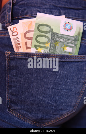 Cinquanta e cento euro banconote nella tasca di un jeans blu Foto Stock