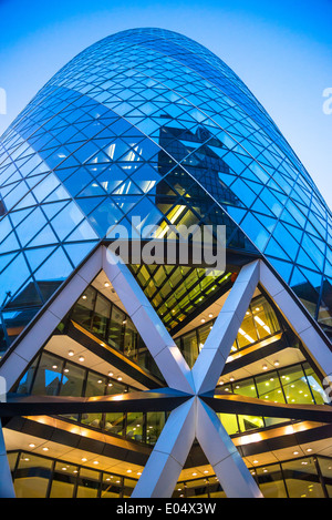 Il Gherkin Swiss Re Tower di notte, City of London, England, Regno Unito Foto Stock