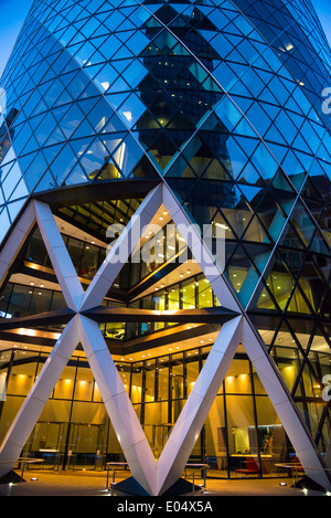 Il Gherkin Swiss Re Tower di notte, City of London, England, Regno Unito Foto Stock