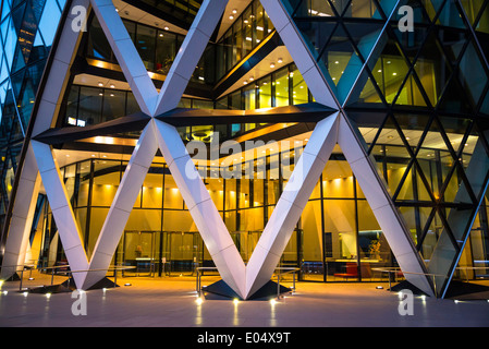 Il Gherkin Swiss Re Tower di notte, City of London, England, Regno Unito Foto Stock